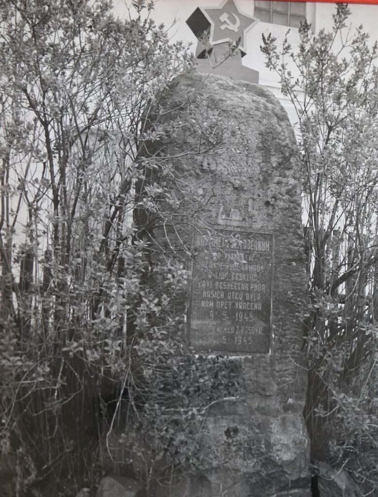 Úštěk-Rašovice, Památník osvobození z roku 1946 přetvořený z pomníku první světové války s nápisem Na paměť všem občanům. Po vítězství slavné Rudé armády a lidu českého krví posvěcená půda našich otců byla nám navrácena 9. 5. 1945. Odsun Němců z Rašovic 17. 5. 1945 /Státní oblastní archiv Litoměřice