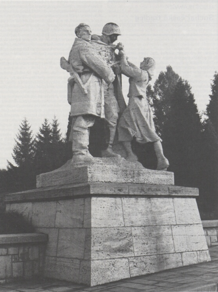 Sousoší Jana Hány (1927–1994) variující stejný motiv u památníku sovětské armády ve Svidníku, odhaleného v říjnu 1954 /Výtvarná kultura, časopis Svazu českých výtvarných umělců 6 (1987)