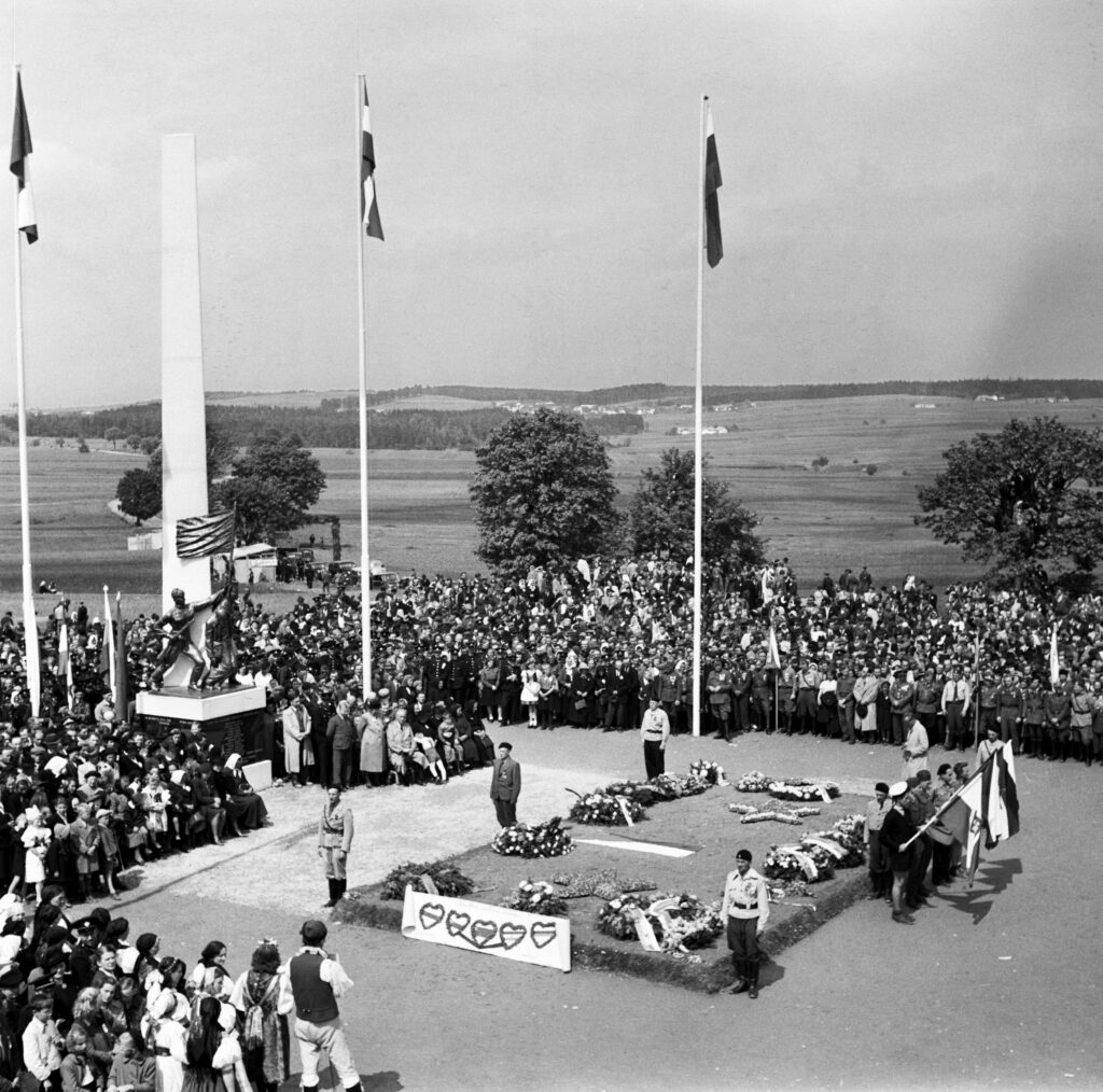 Slavnostní odhalení pomníku v Mnichu 18. května 1947 /foto ČTK