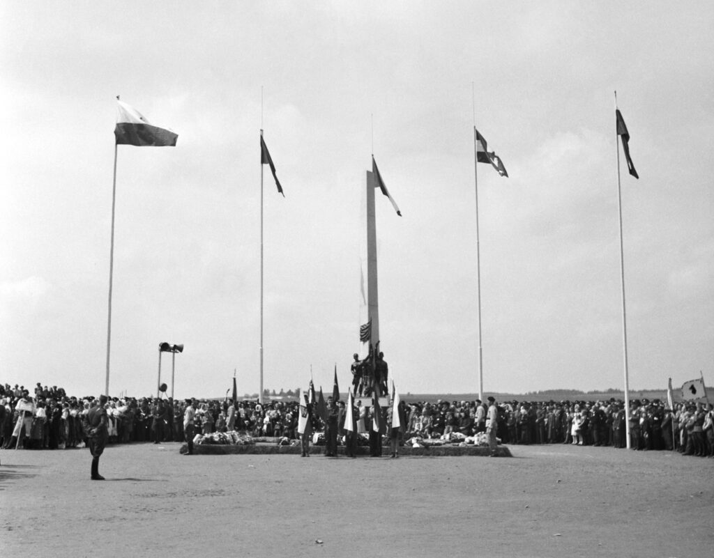 Slavnostní odhalení pomníku v Mnichu 18. května 1947 /foto ČTK