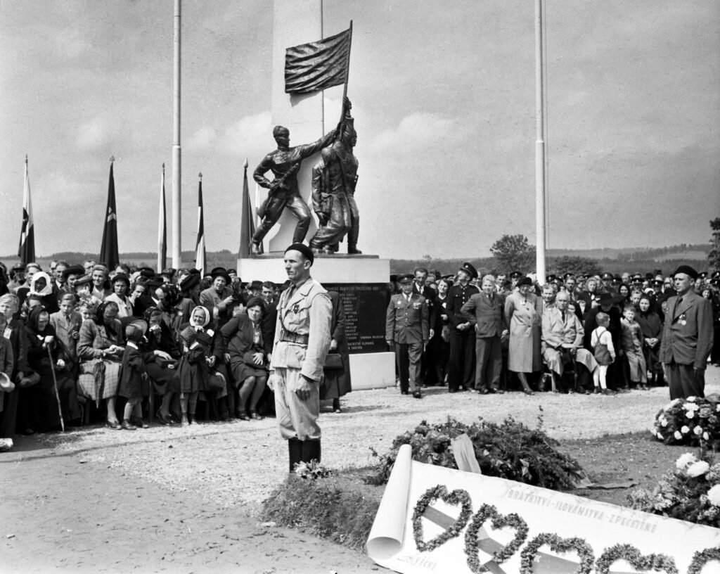 Slavnostní odhalení pomníku v Mnichu 18. května 1947 /foto ČTK