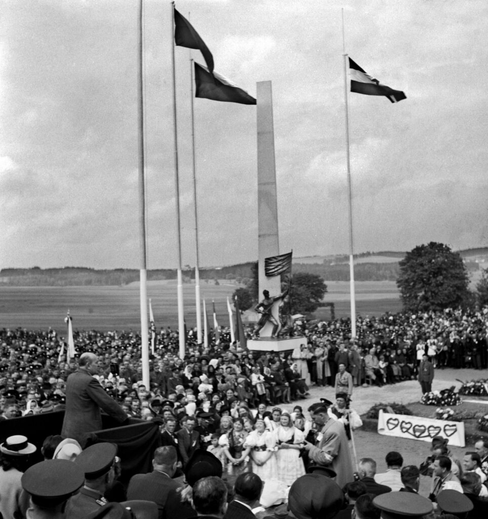 Jan Masaryk na tribuně při projevu /foto ČTK