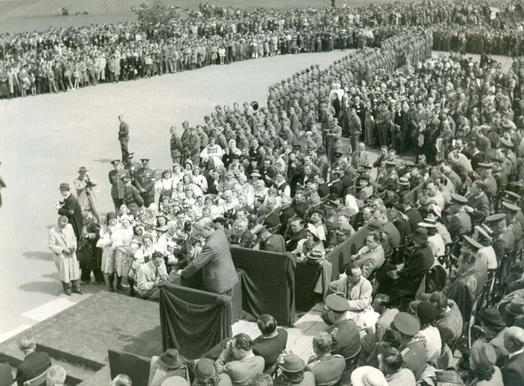 Jan Masaryk na tribuně při projevu /Muzeum Vysočiny Pelhřimov