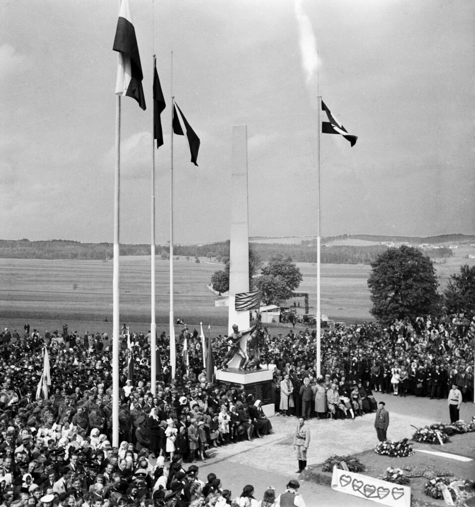 Odhalení pomníku – celkový záběr /foto ČTK