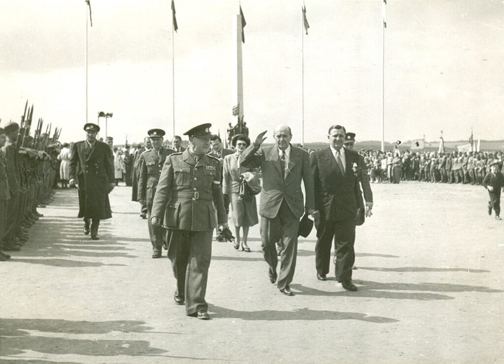 Jan Masaryk a další hosté procházejí kolem čestné vojenské stráže /Muzeum Vysočiny Pelhřimov