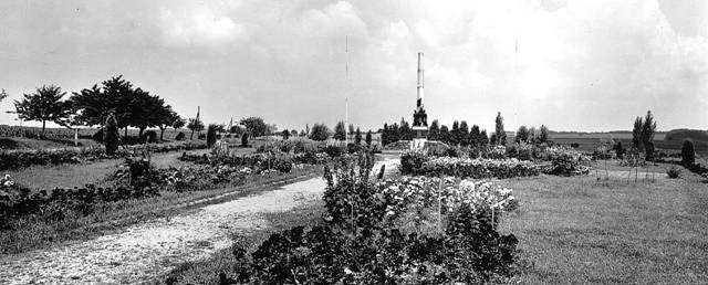Areál památníku před velkou rekonstrukcí, 1970 /Obecní úřad Mnich