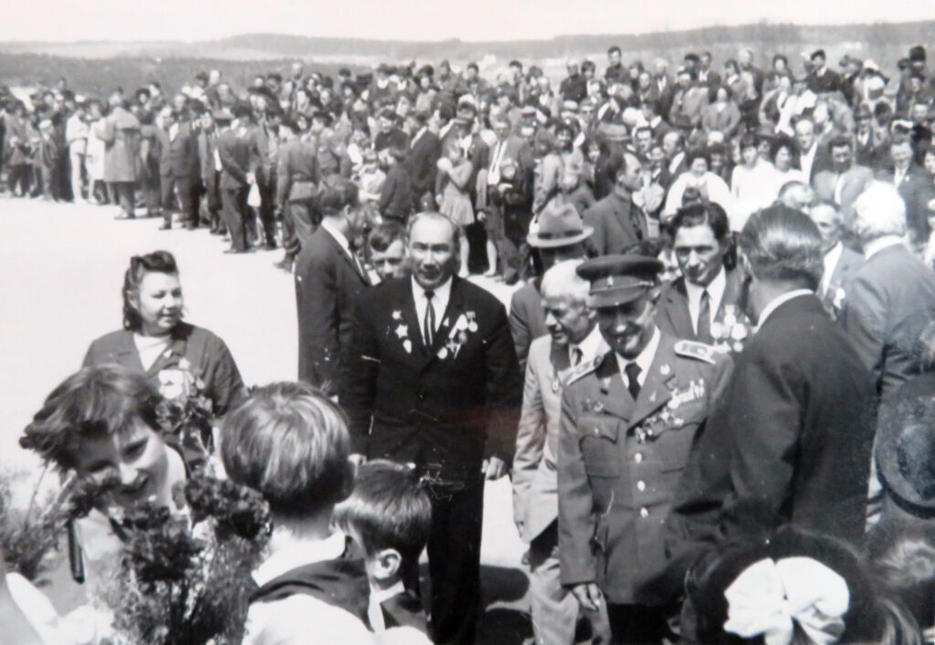 Setkání sovětských partyzánů s místními občany při celonárodních oslavách v Mnichu v roce 1970 /Státní okresní archiv Pelhřimov