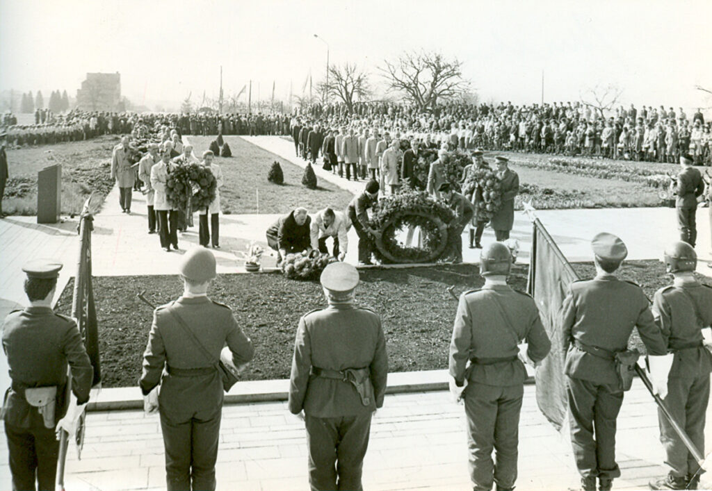 Pietní akt u památníku v Mnichu v roce 1979 /Muzeum Vysočiny Pelhřimov