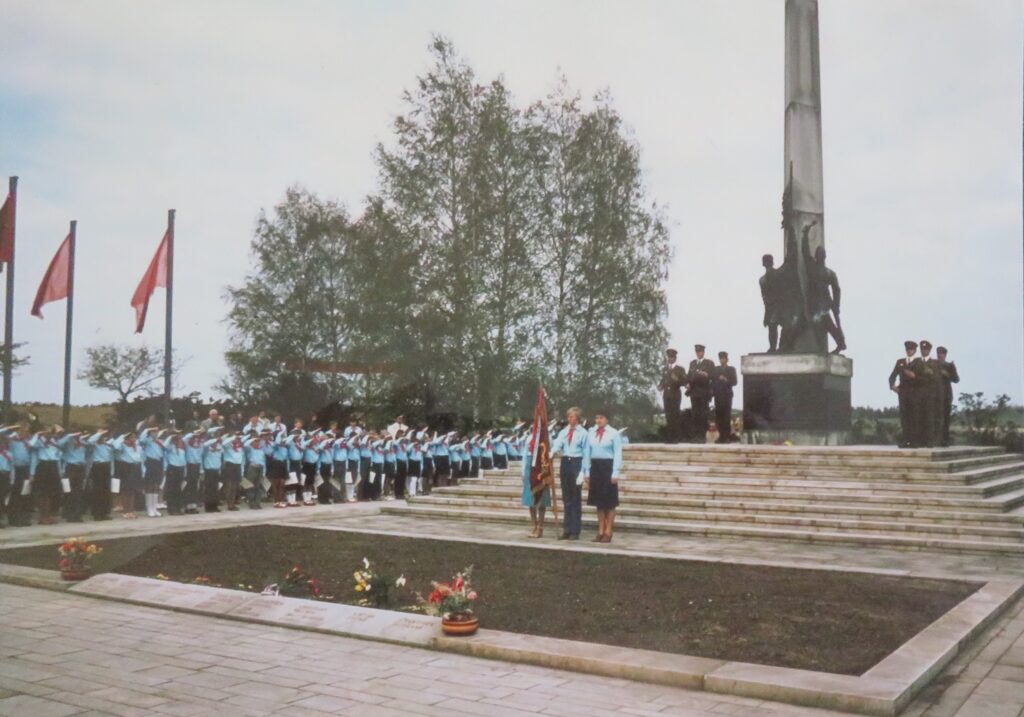 Vojáci a pionýři u pomníku v Mnichu během celonárodních oslav osvobození v roce 1980 /Obecní úřad Mnich