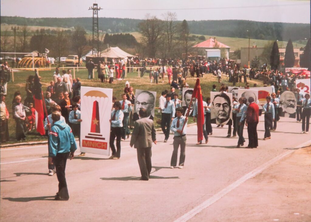 Průvod k pomníku v Mnichu v rámci celonárodních oslav osvobození v roce 1980 /Obecní úřad Mnich