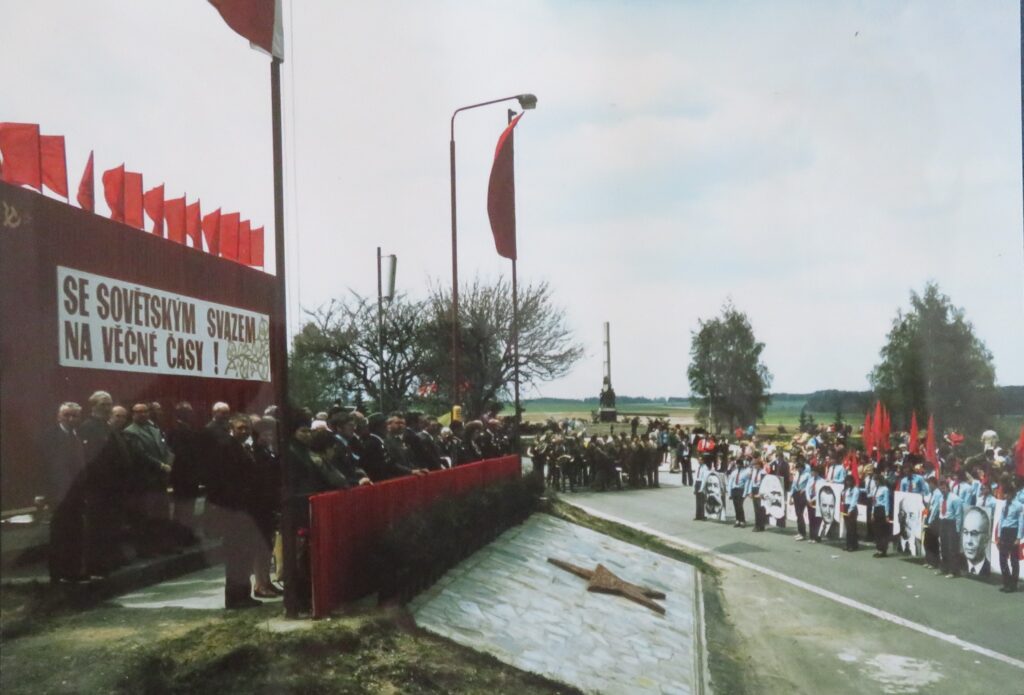 Pohled na čestnou tribunu s pomníkem v pozadí během celonárodních oslav osvobození v Mnichu v roce 1980 /Obecní úřad Mnich