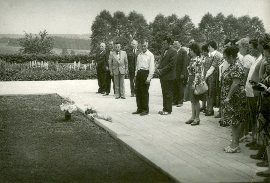 Návštěva sovětských turistů u pomníku v Mnichu v roce 1982 /Muzeum Vysočiny Pelhřimov