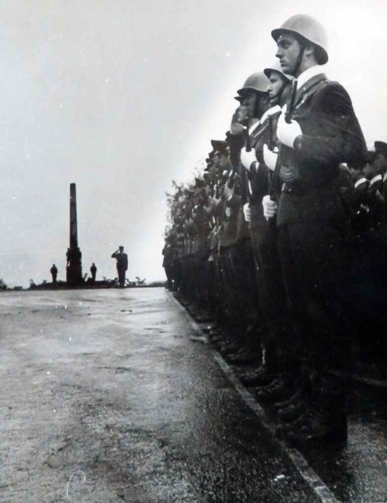 Vojenská přísaha u pomníku v Mnichu, nedatováno /Obecní úřad Mnich