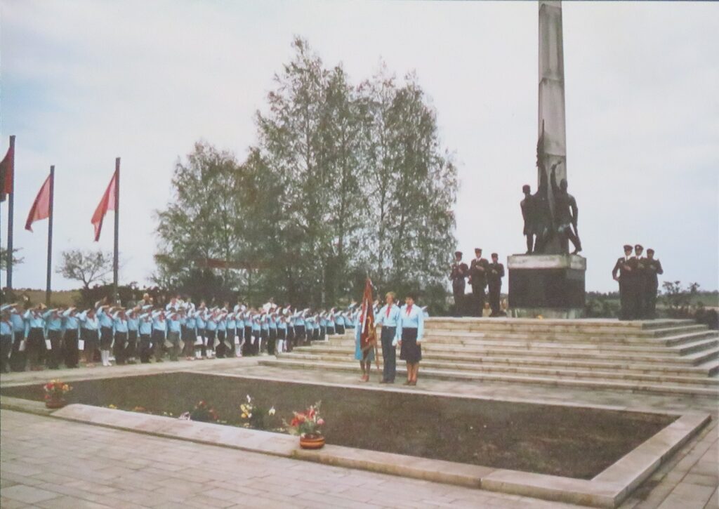 Pionýrský slib u pomníku v Mnichu, nedatováno /Obecní úřad Mnich