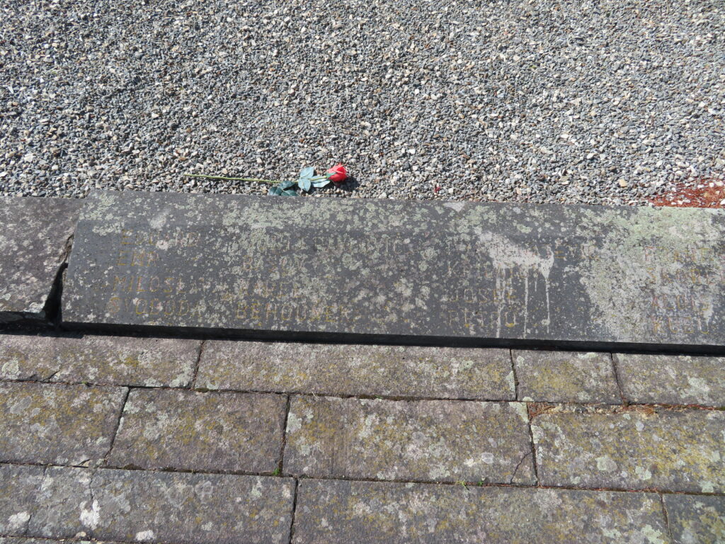 Nejvíce zchátralou částí areálu kolem pomníku v Mnichu je partyzánský hrob s již téměř nečitelnými nápisy jmen pochovaných partyzánů /foto autorů červen 2025