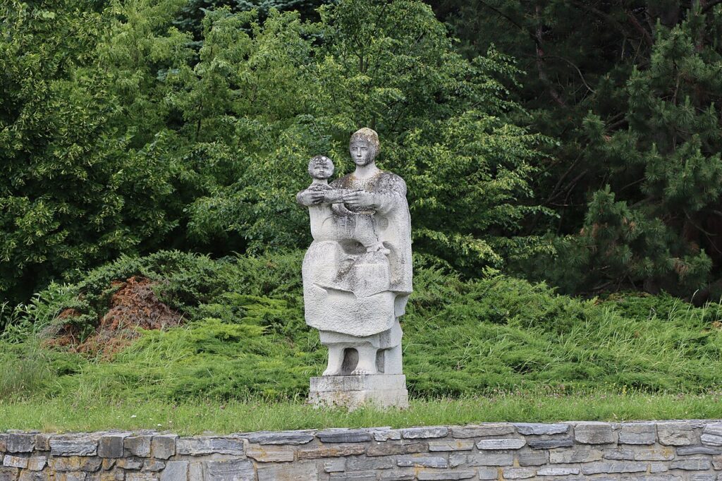 Boskovice, Památník osvobození od Sylvy Lacinové-Jílkové (1923–2019) z roku 1965 /foto Juandev, Wikimedia Commons, File:Boskovice, památník osvobození (036).jpg