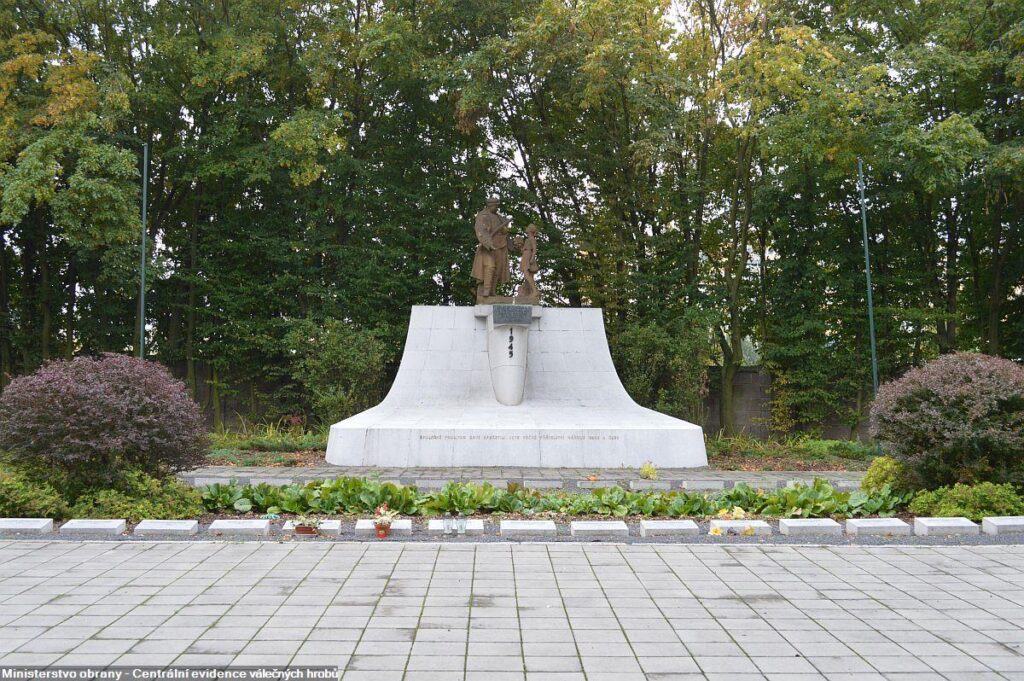 Praha, Chodovský hřbitov, Památník obětem druhé světové války s nápisem Společně prolitou krví spečetili jste věčné přátelství národů SSSR a ČSSR /foto z Centrální evidence válečných hrobů ministerstva obrany