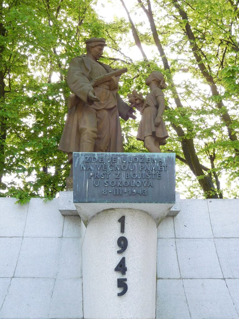 Praha, Chodovský hřbitov, sousoší od Jana Hány (1927–1994) z roku 1957 je součástí Památníku obětem druhé světové války. Památník z roku 1951 je dedikován padlým chodovským občanům, účastníkům květnového povstání, československým bojovníkům východní fronty a rudoarmějcům zemřelým v krčské nemocnici /foto Jiří Matějíček, Wikimedia Commons, File:Praha Chodov Chodovsky hrbitov pamatnik 3.jpg