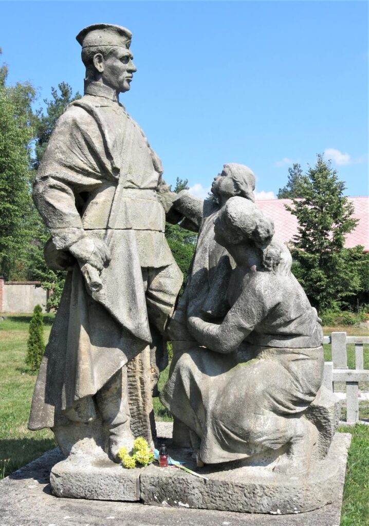 Cvikov, sousoší od Aloise Sopra (1913–1993) bylo původně součástí pomníku Rudé armádě osvoboditelce, který v roce 1961 nahradil sochu J. V. Stalina na hlavním cvikovském náměstí /Foto drobnepamatky.cz