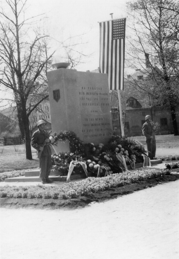 Cheb, odhalení pomníku americké armádě, duben 1947 (odstraněn 1951) /Státní okresní archiv Cheb