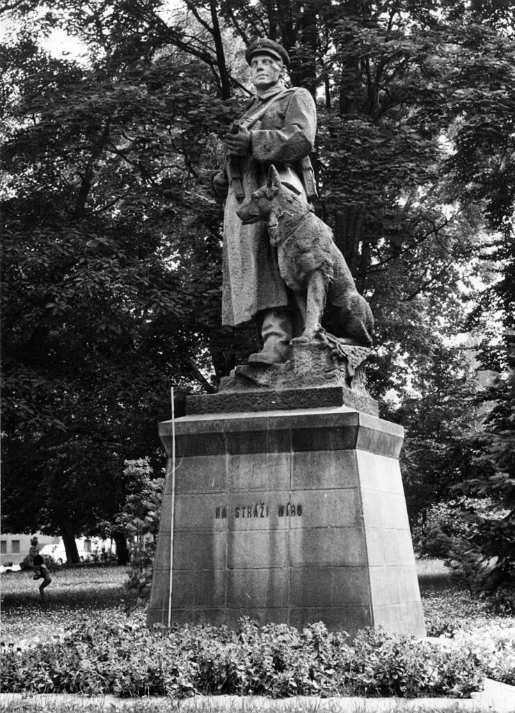 Cheb, pomník Na stráži míru od Jana Hány (1927–1994) odhalený na místě pomníku americké armádě v červenci 1955 k výročí vzniku Pohraniční stráže /Státní okresní archiv Cheb