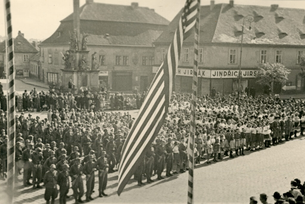 Rokycany, slavnostní odhalení pamětní desky americké armádě, květen 1946 /ze sbírek Muzea Dr. Bohuslava Horáka v Rokycanech, pobočky Západočeského muzea v Plzni, p. o.