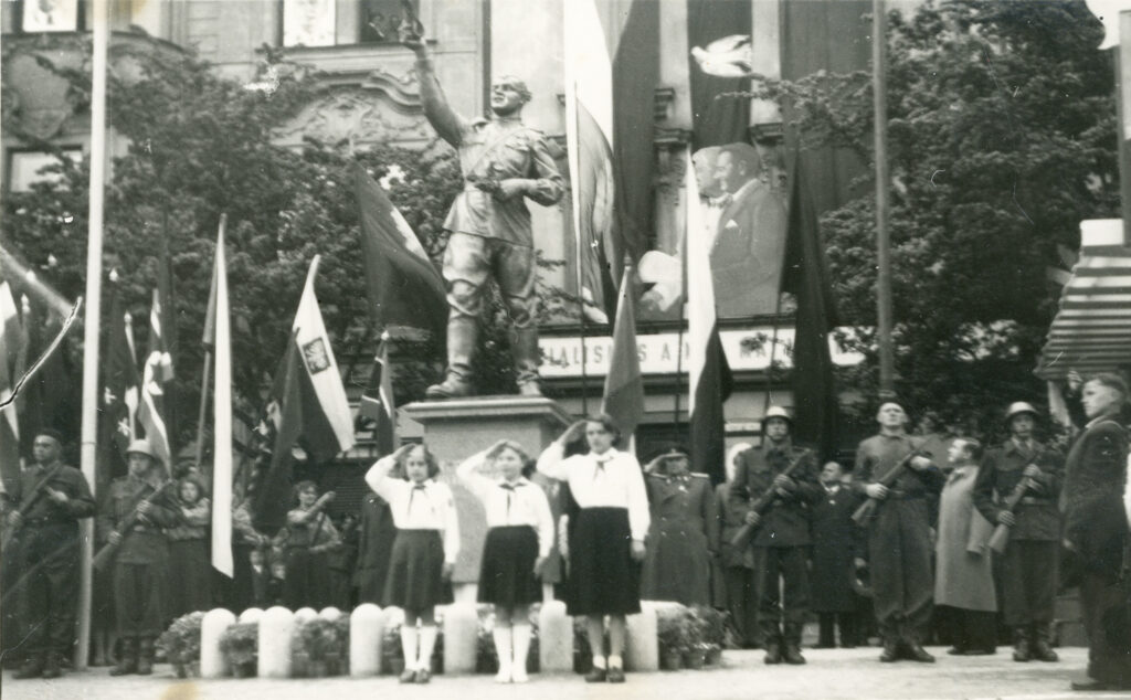 Rokycany, inaugurace pomníku Rudé armádě, květen 1952 /ze sbírek Muzea Dr. Bohuslava Horáka v Rokycanech, pobočky Západočeského muzea v Plzni, p. o.