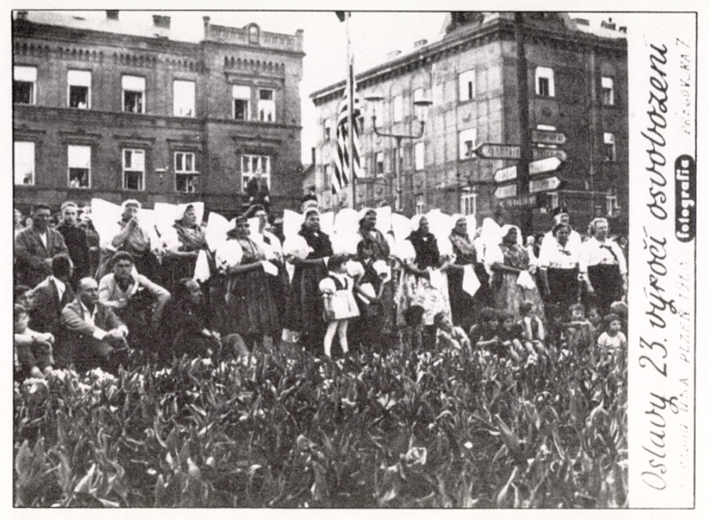 Plzeň, veřejnost si u nepostaveného pomníku americké armádě připomíná osvobození města, květen 1968 /foto z Západní Čechy: 6. 5. 1945, 1990