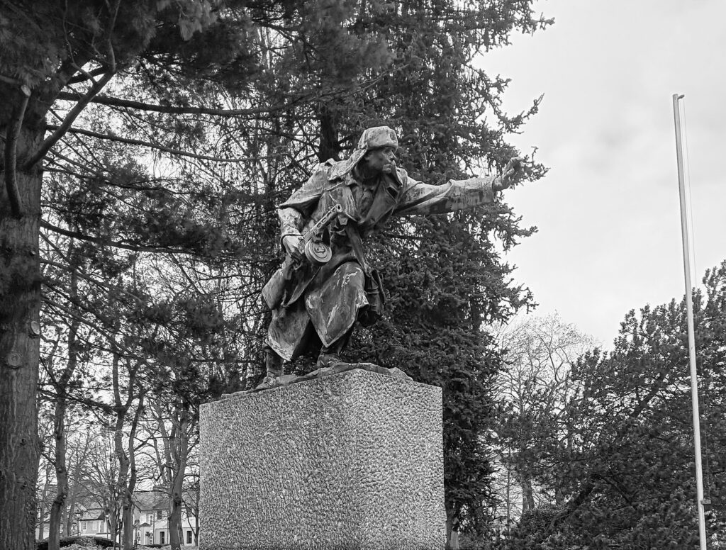 Sokolov, pomník československého bojovníka od Sokolova z roku 1951, stržený v srpnu 1968, současný stav /foto autorů