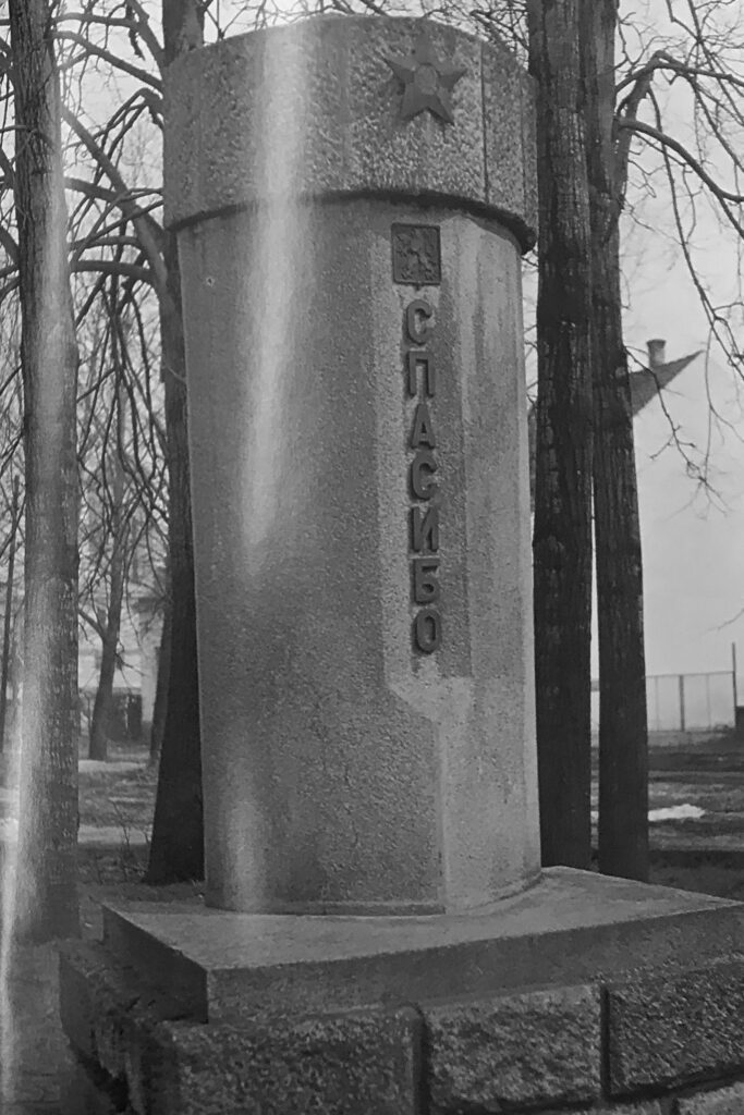 České Velenice, poválečný pomník, na který někdo v srpnu 1968 k ruské dedikaci „děkujeme“ připsal „za co?“ /foto z Vám poděkování a lásku vám: na paměť 30. výročí osvobození jižních Čech slavnou Sovětskou armádou, 1975