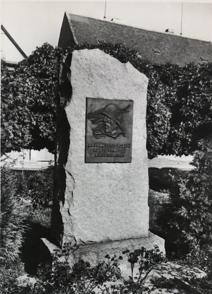 Kostelec nad Černými lesy, pomník Rudé armádě s novým reliéfem, původní byl zničen v srpnu 1968 /foto z Padli na poli cti a slávy, 1975