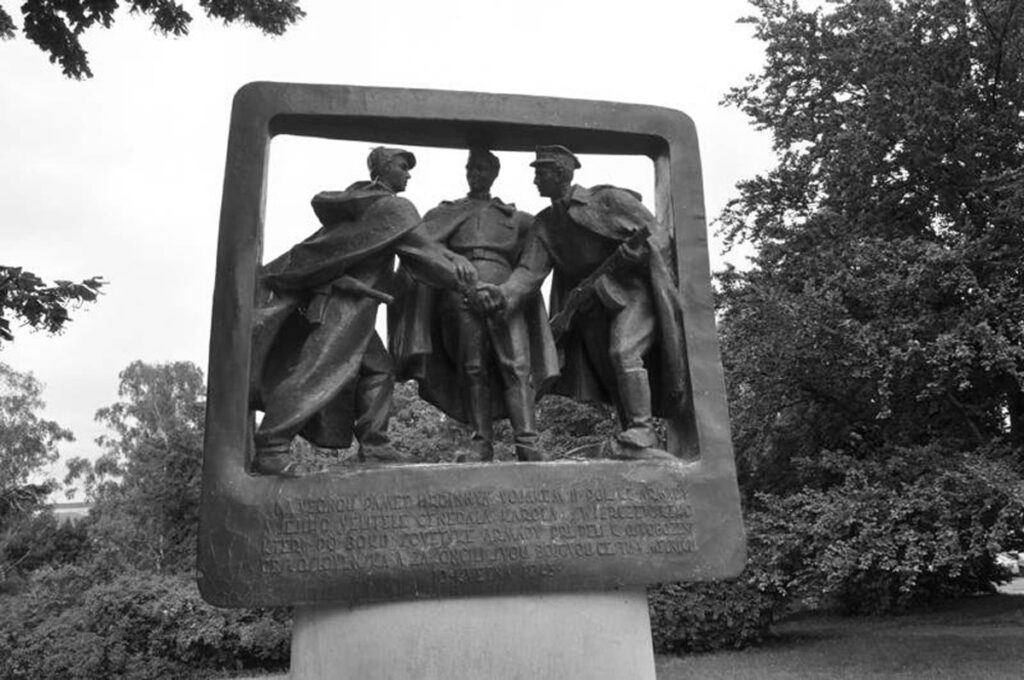 Mělník, reliéf pomníku čs.-sovětsko-polského přátelství strhla 22. srpna 1968 skupina mladých lidí a na podstavec napsala „zradili“ /Památkový katalog Národního památkového ústavu