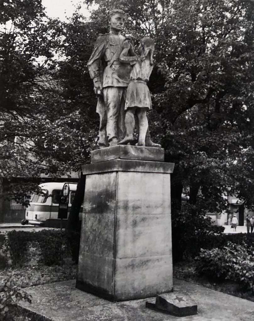 Nové Strašecí, obnovený pomník rudoarmějce, jemuž dva obvinění pachatelé v srpnu 1968 urazili hlavu /foto z Padli na poli cti a slávy, 1975