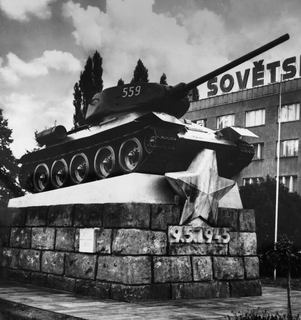 Hradec Králové, 24. srpna 1968 se několik mladíků pokusilo zapálit sovětský tank a byli zadrženi příslušníky polské armády /foto z Padli na poli cti a slávy, 1975