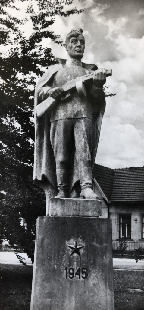 Choceň, pomník rudoarmějce, jemuž dva zjištění pachatelé urazili hlavu a ruku se samopalem /foto z Padli na poli cti a slávy, 1975