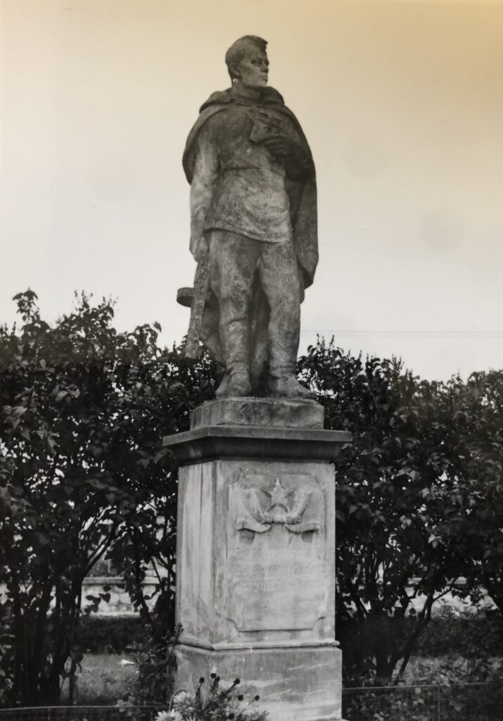 Lanžhot, pomník rudoarmějce kdosi v noci z 21. na 22. srpna pomaloval červenou barvou /foto z Padli na poli cti a slávy, 1975
