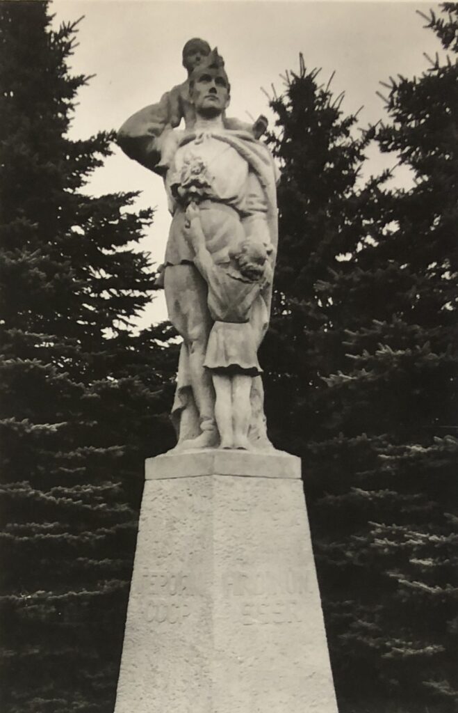 Mohelnice, pomník rudoarmějce pomalovaný v srpnu 1968 olejovou barvou /foto z Padli na poli cti a slávy, 1975