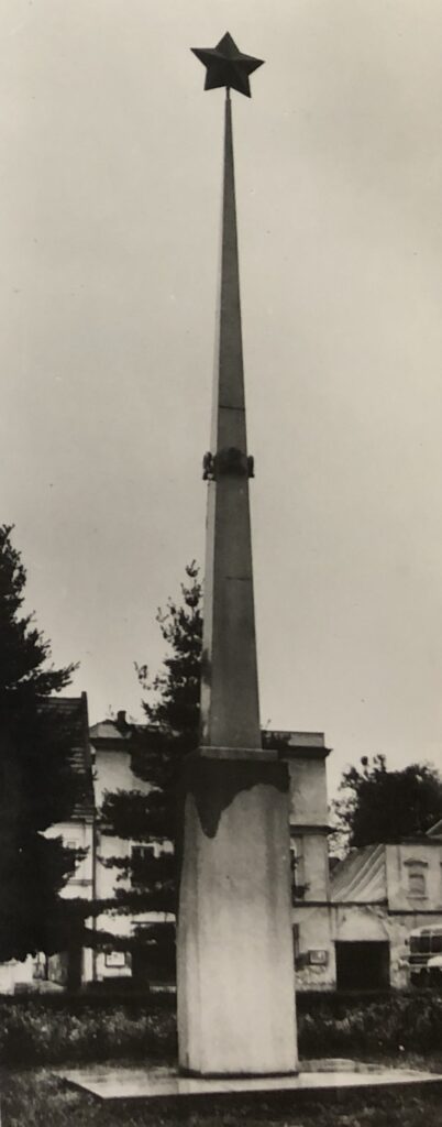 Rožnov pod Radhoštěm, obelisk stržený v srpnu 1968 byl po obnovení inaugurován jako pomník na počest sovětské armády a padlých hrdinů revoluce; do roku 1959 stála na podstavci socha TGM /foto z Padli na poli cti a slávy, 1975