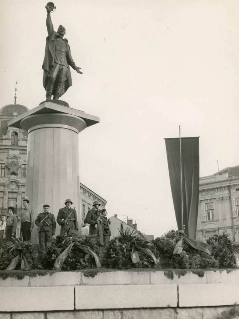 Znojmo, Pomník Vítězství/Rudé armády od Konráda Babraje (1921–1991) z roku 1952 /sbírka Jihomoravského muzea ve Znojmě