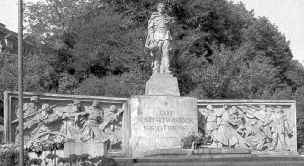 Pomník osvobození Rudou armádou v Ústí nad Labem, obnovený k výročí osvobození v květnu 1970 /foto z Severní Čechy, 1975