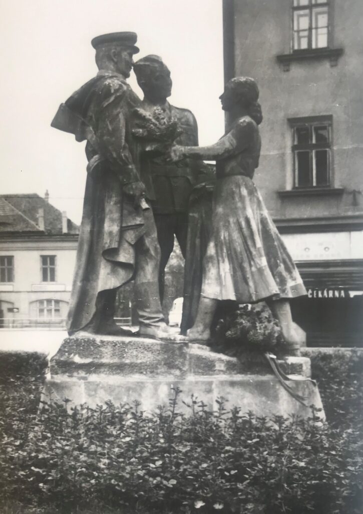 Pomník Sbratření v Žatci (1954), reinstalovaný v květnu 1970 /foto z Padli na poli cti a slávy, 1975