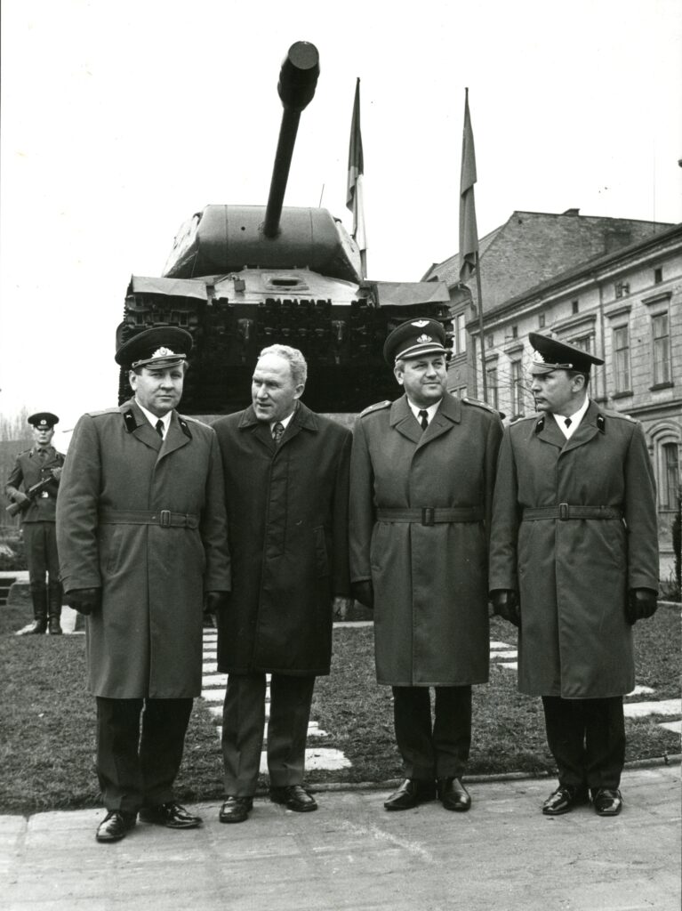 U obnoveného pomníku-tanku v Trutnově slaví Den sovětské armády, únor 1974 /Státní okresní archiv Trutnov