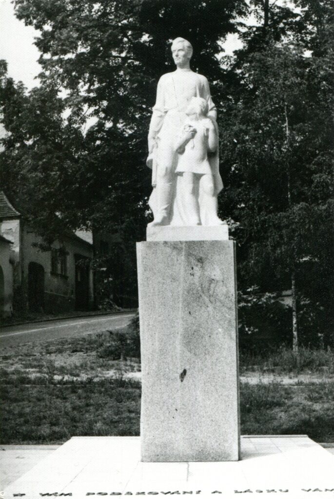 Pomník rudoarmějce od Františka Mrázka (1912–2002) v Týnu nad Vltavou (1975) /sbírka Městského muzea Týn nad Vltavou