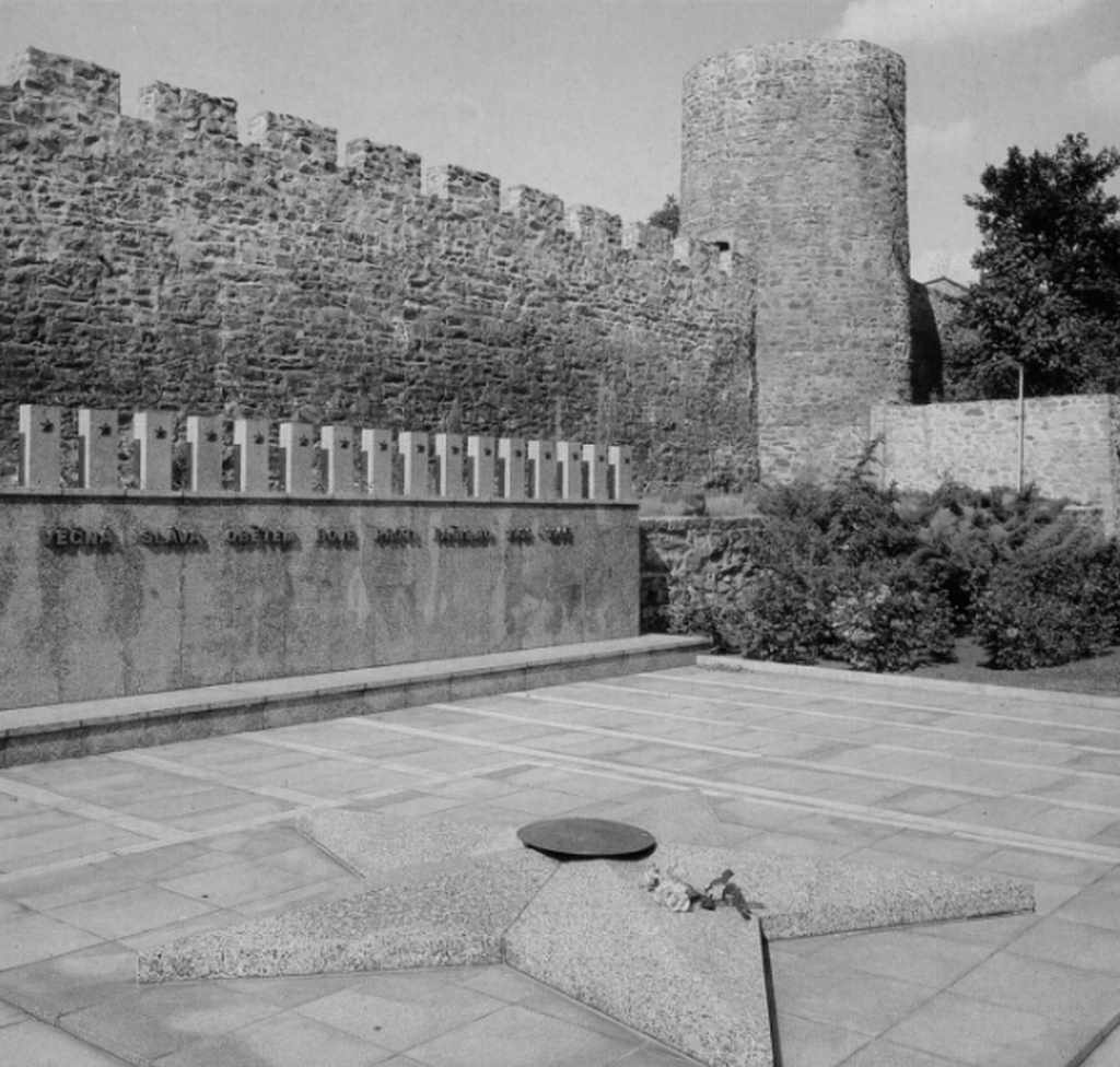 Památník věčné slávy ve Znojmě (1975) /foto z Znojemsko, 1985