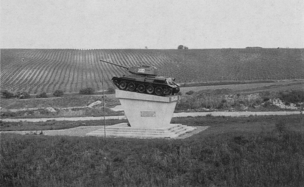 Pomník-tank ve Starovičkách (1975) /foto z Vítězné jaro, 1980