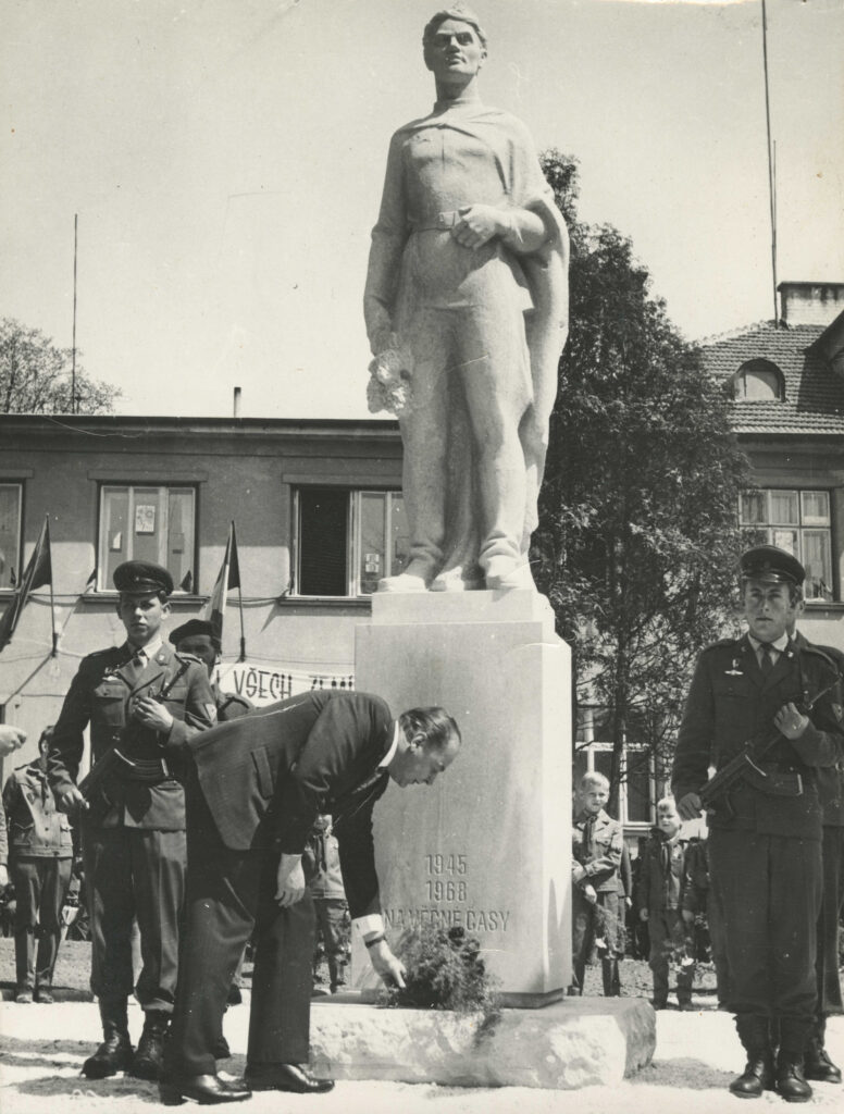 Odhalení památníku družby od Františka Mrázka (1912–2002) v Suchdole nad Lužnicí 9. května 1971 /Státní okresní archiv Jindřichův Hradec