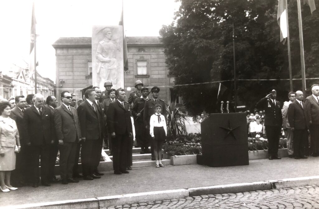 Jindřichův Hradec, památník internacionalismu od Františka Mrázka (1912–2002) odhalený 5. září 1971. Původně připravované odhalení přímo k výročí intervence změnila ingerence z ÚV KSČ /Státní okresní archiv Jindřichův Hradec