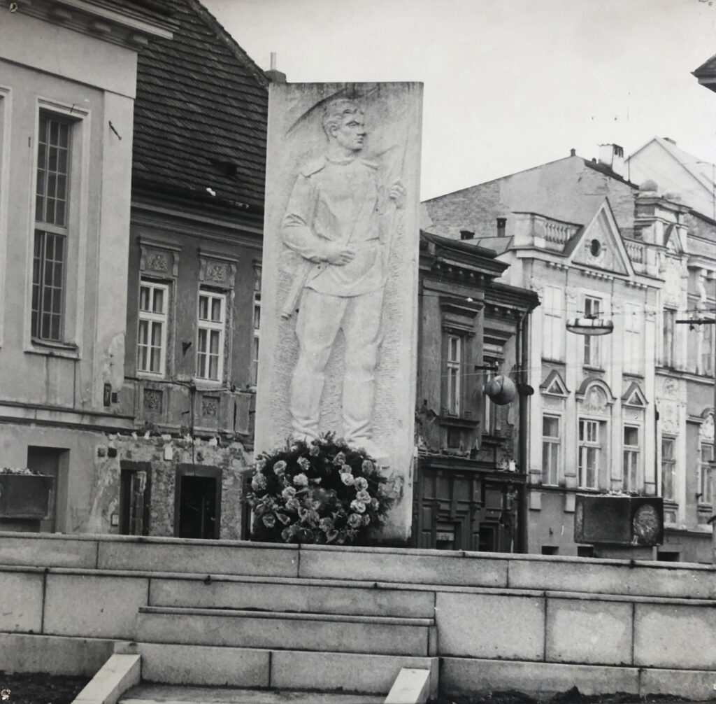 Památník s věncem zakrývajícím letopočty 1945 a 1968 jako jeho ústřední poselství, 1971 /Státní okresní archiv Jindřichův Hradec