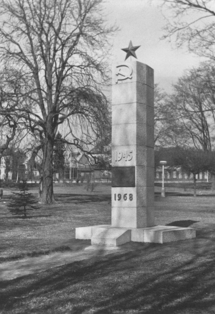 Tachov, památník čs.-sovětského přátelství od ing. arch. Antonína Macháčka (1935–2016) odhalený 6. listopadu 1971 k výročí VŘSR, dobová pohlednice /archiv autorů
