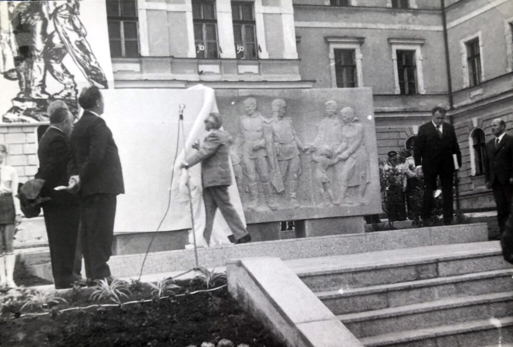 Nová Bystřice, památník družby od Františka Mrázka (1912–2002) připravovaný od roku 1971. Měl být inaugurován k 30. výročí osvobození, ale odhalen byl nakonec až k výročí Pohraniční stráže 12. července 1975 /Státní okresní archiv Jindřichův Hradec